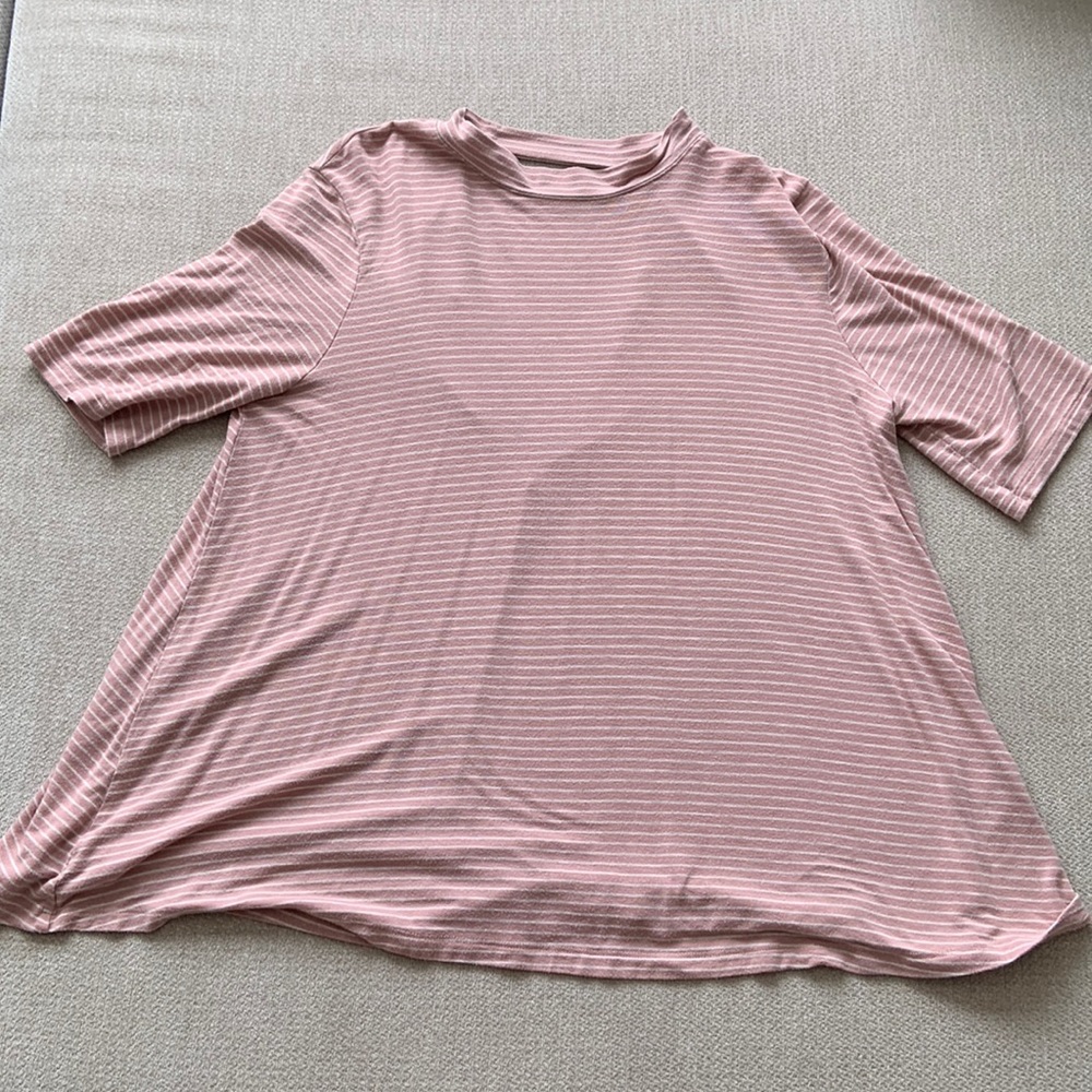 American Eagle Soft & Sexy Mock Neck T-Shirt with back cutout Size Medium